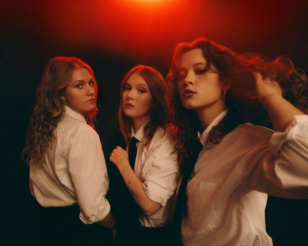 Svart Ridå
